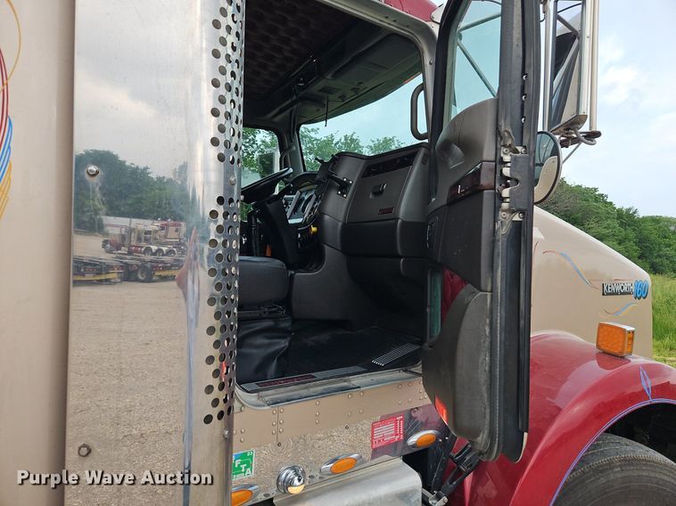 image for item EI3887 2016 Kenworth T800 semi truck