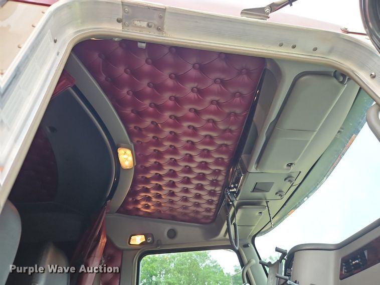 image for item EI3887 2016 Kenworth T800 semi truck