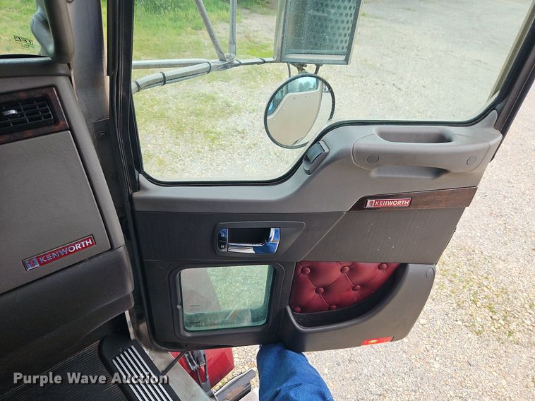 image for item EI3887 2016 Kenworth T800 semi truck