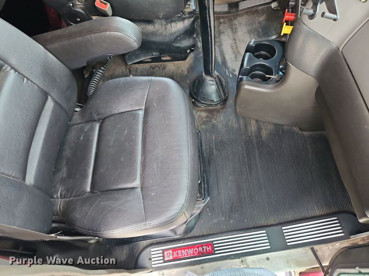 image for item EI3887 2016 Kenworth T800 semi truck