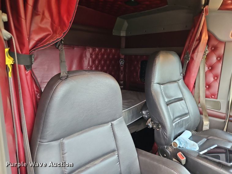 image for item EI3887 2016 Kenworth T800 semi truck