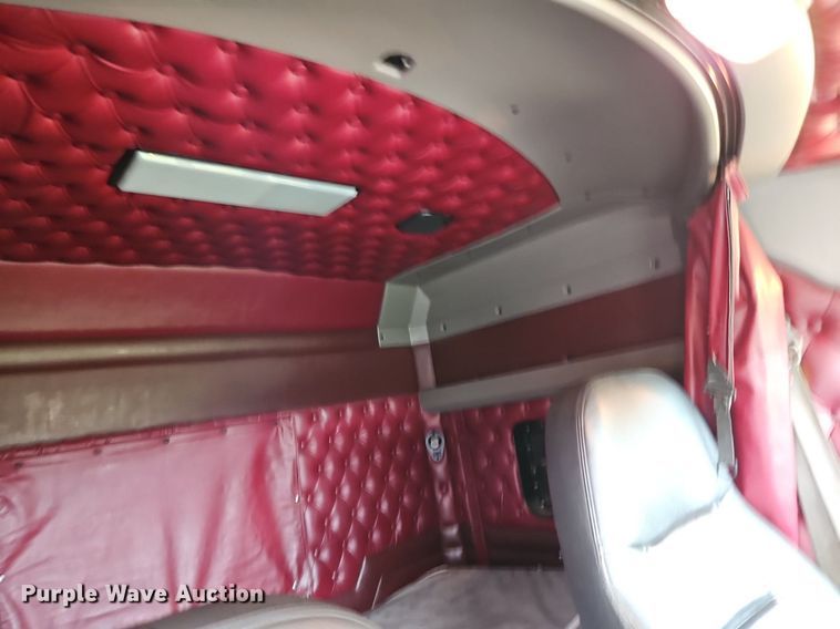 image for item EI3887 2016 Kenworth T800 semi truck