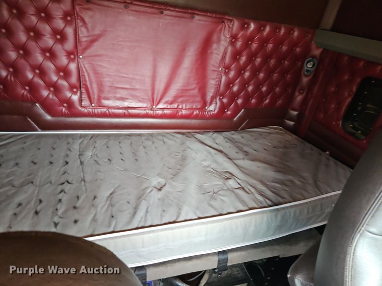 image for item EI3887 2016 Kenworth T800 semi truck