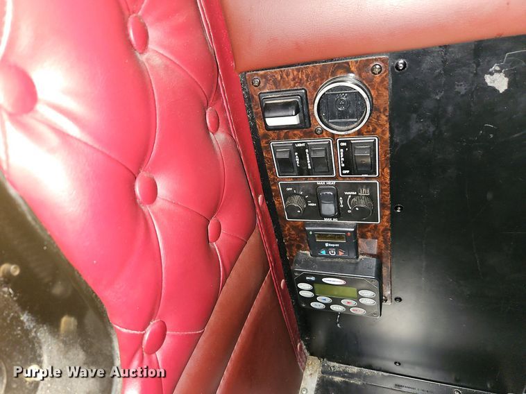 image for item EI3887 2016 Kenworth T800 semi truck