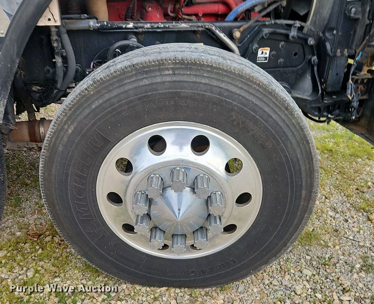 image for item EI3887 2016 Kenworth T800 semi truck