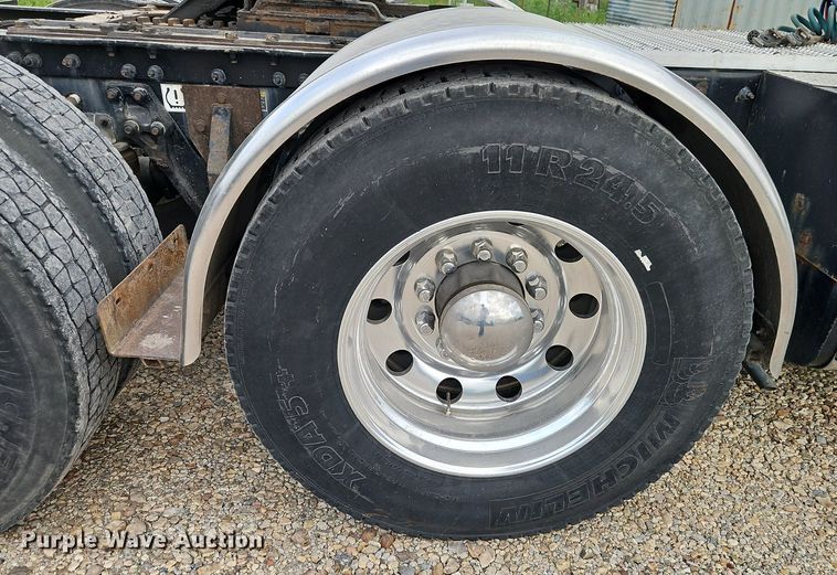 image for item EI3887 2016 Kenworth T800 semi truck