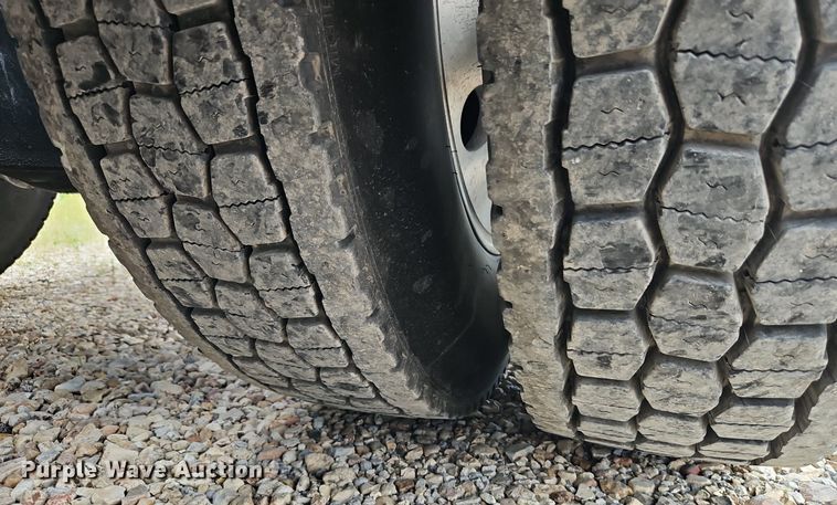 image for item EI3887 2016 Kenworth T800 semi truck