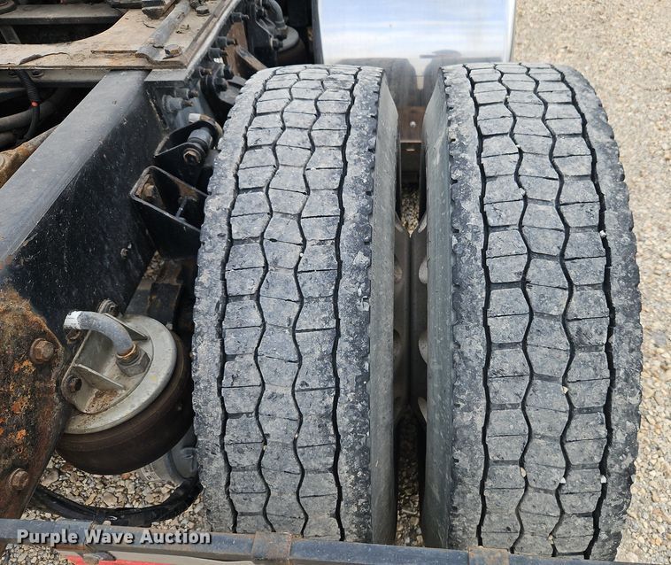 image for item EI3887 2016 Kenworth T800 semi truck