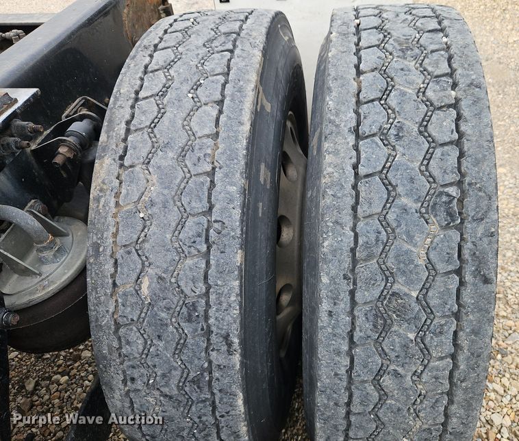 image for item EI3887 2016 Kenworth T800 semi truck