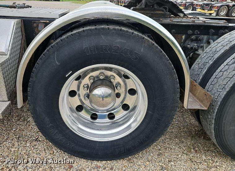 image for item EI3887 2016 Kenworth T800 semi truck