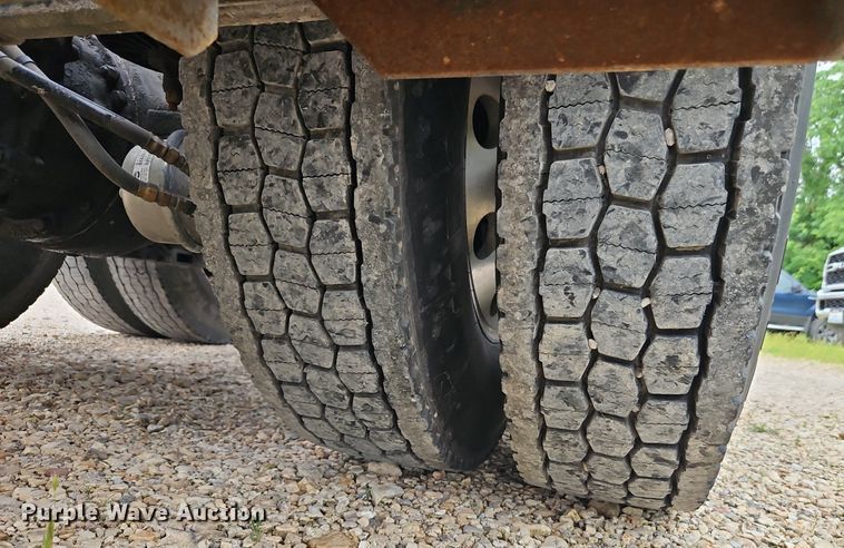 image for item EI3887 2016 Kenworth T800 semi truck