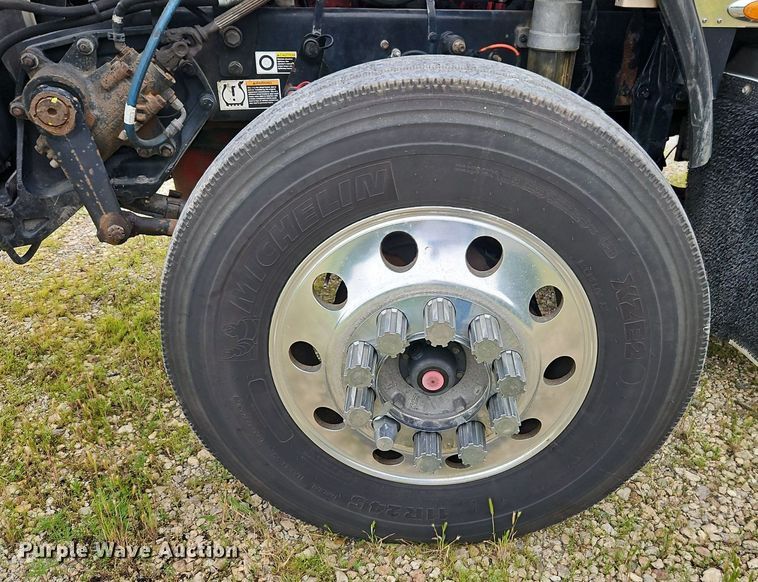 image for item EI3887 2016 Kenworth T800 semi truck