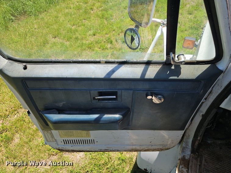 image for item EI3891 1990 GMC Top Kick 7000 crane truck