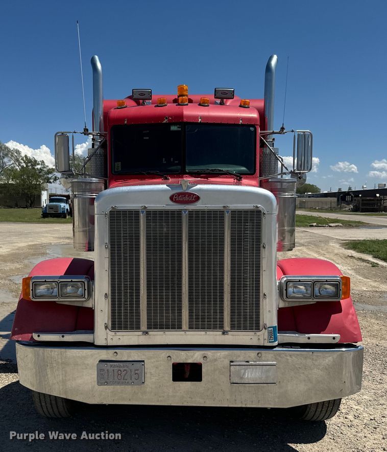 image for item EJ2696 2001 Peterbilt 379 semi truck