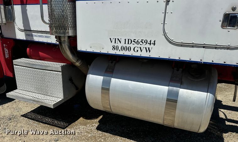 image for item EJ2696 2001 Peterbilt 379 semi truck