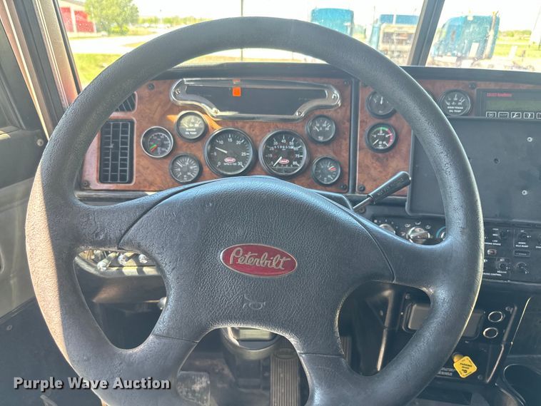 image for item EJ2696 2001 Peterbilt 379 semi truck