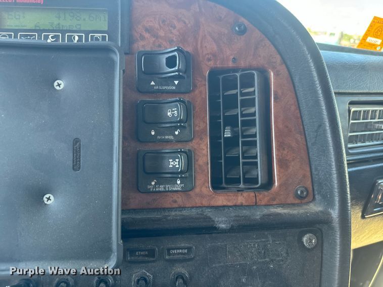 image for item EJ2696 2001 Peterbilt 379 semi truck