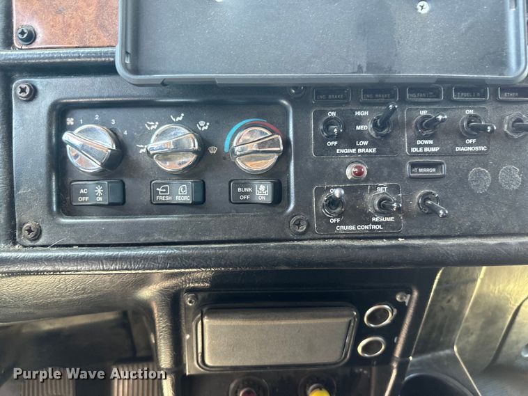 image for item EJ2696 2001 Peterbilt 379 semi truck