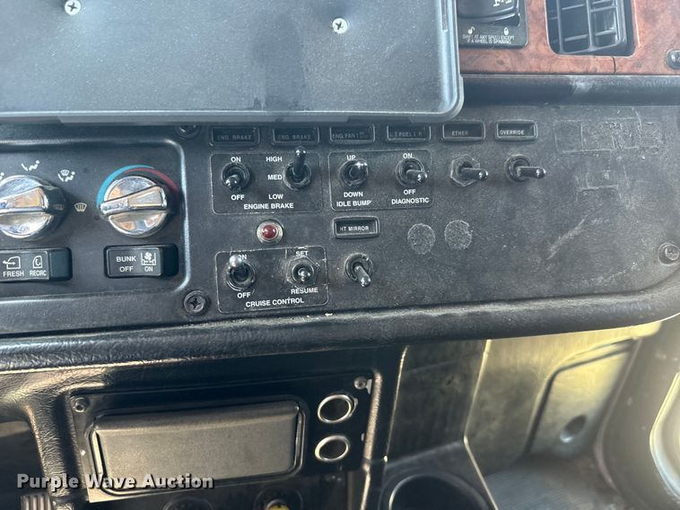 image for item EJ2696 2001 Peterbilt 379 semi truck