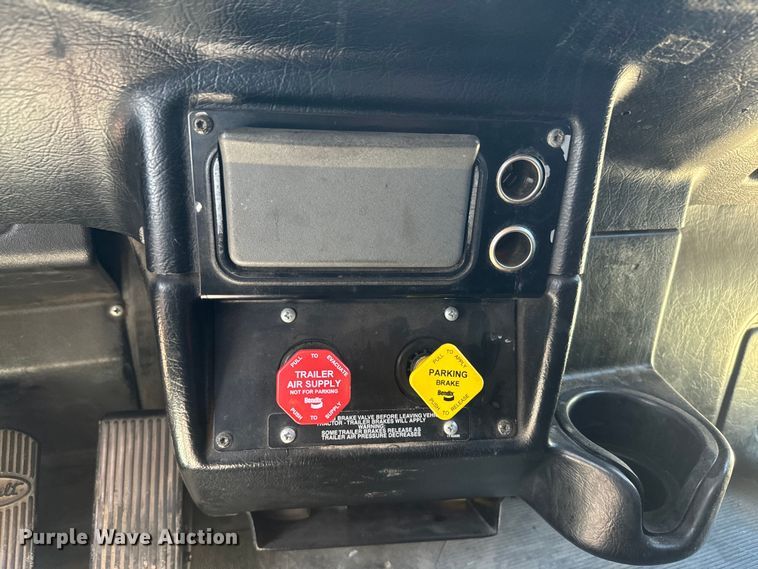 image for item EJ2696 2001 Peterbilt 379 semi truck