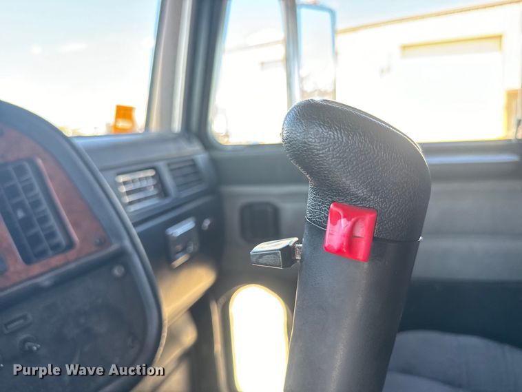 image for item EJ2696 2001 Peterbilt 379 semi truck