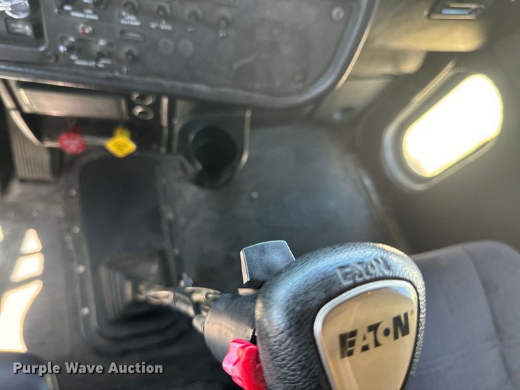 image for item EJ2696 2001 Peterbilt 379 semi truck