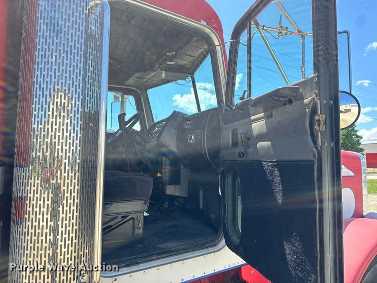 image for item EJ2696 2001 Peterbilt 379 semi truck