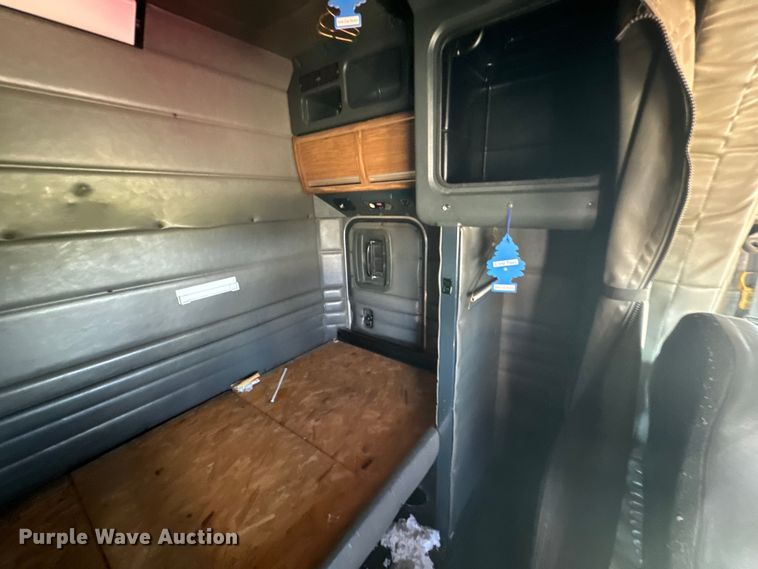 image for item EJ2696 2001 Peterbilt 379 semi truck