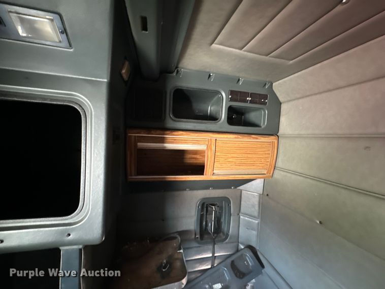 image for item EJ2696 2001 Peterbilt 379 semi truck