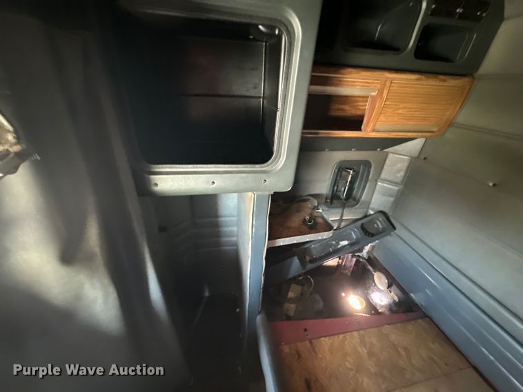 image for item EJ2696 2001 Peterbilt 379 semi truck