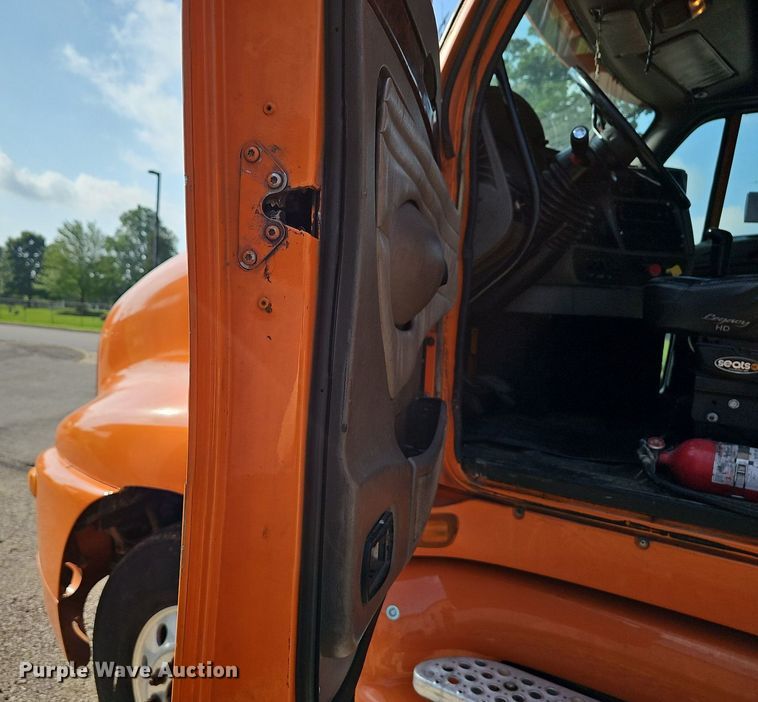 image for item EJ5522 2003 Kenworth  T2000 semi truck