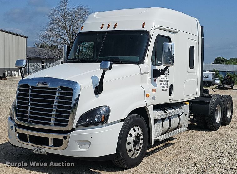 image for item EJ5524 2016 Frieghtliner  Cascadia  semi truck