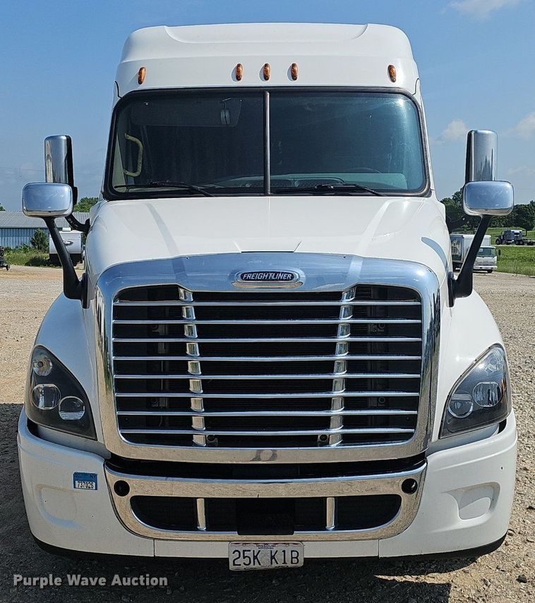 image for item EJ5524 2016 Frieghtliner  Cascadia  semi truck