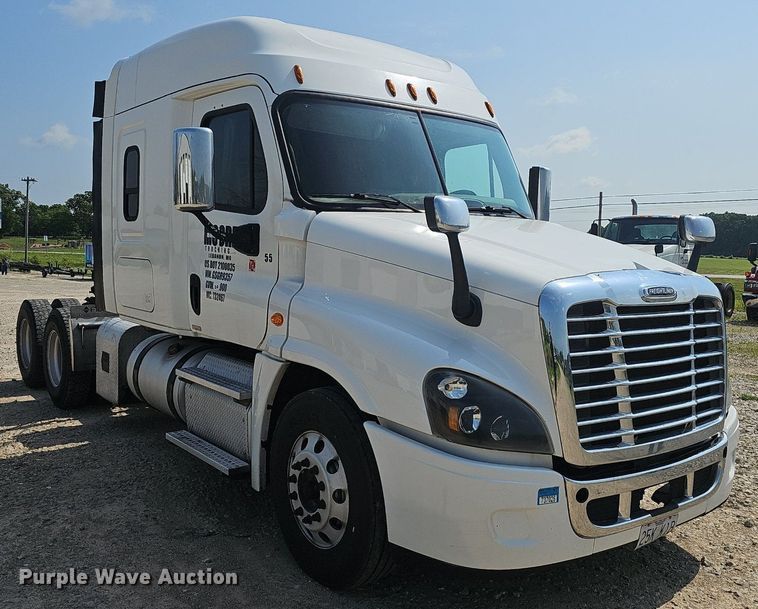 image for item EJ5524 2016 Frieghtliner  Cascadia  semi truck