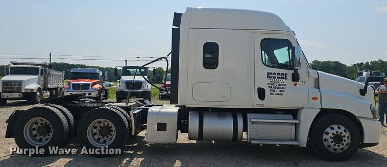 image for item EJ5524 2016 Frieghtliner  Cascadia  semi truck