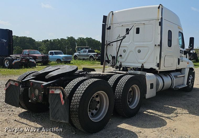 image for item EJ5524 2016 Frieghtliner  Cascadia  semi truck