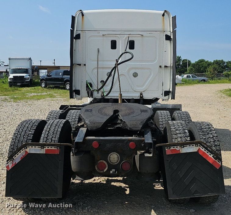 image for item EJ5524 2016 Frieghtliner  Cascadia  semi truck