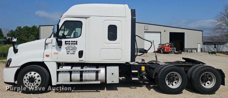 image for item EJ5524 2016 Frieghtliner  Cascadia  semi truck