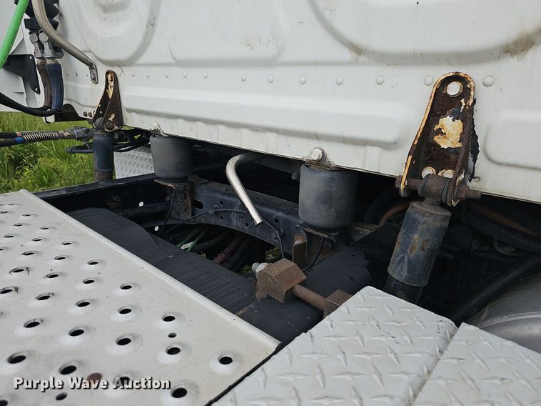 image for item EJ5524 2016 Frieghtliner  Cascadia  semi truck