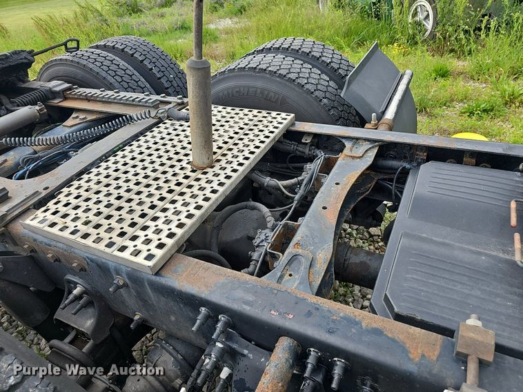 image for item EJ5524 2016 Frieghtliner  Cascadia  semi truck