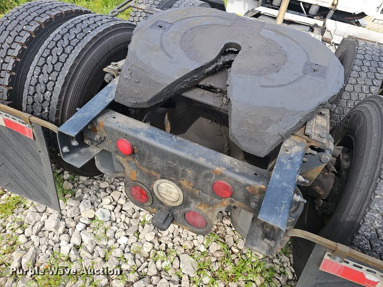 image for item EJ5524 2016 Frieghtliner  Cascadia  semi truck