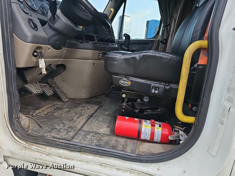 image for item EJ5524 2016 Frieghtliner  Cascadia  semi truck