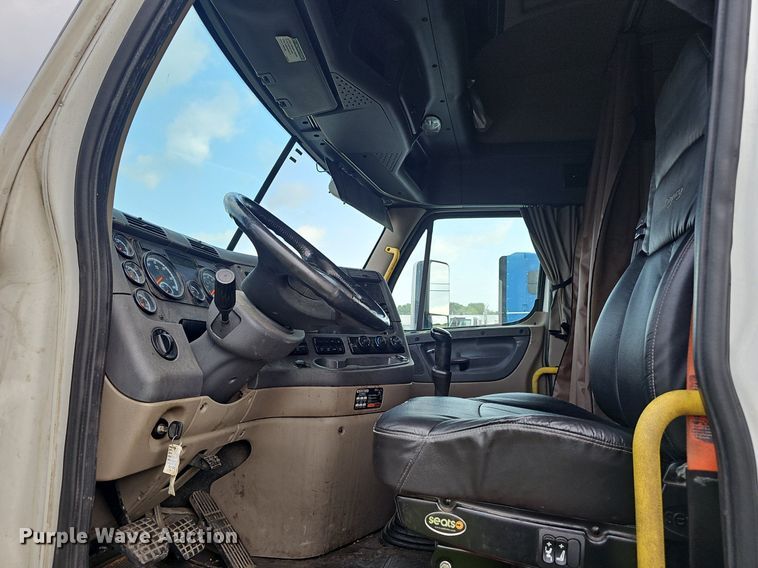 image for item EJ5524 2016 Frieghtliner  Cascadia  semi truck