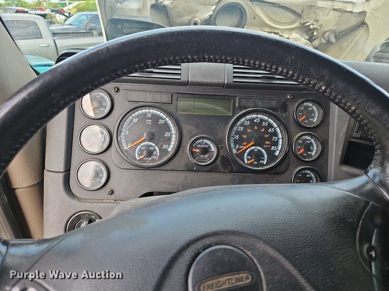 image for item EJ5524 2016 Frieghtliner  Cascadia  semi truck