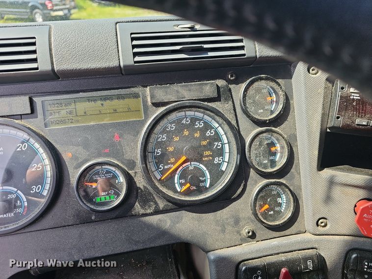 image for item EJ5524 2016 Frieghtliner  Cascadia  semi truck