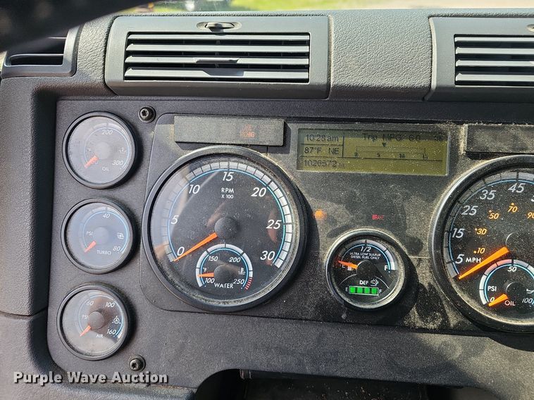 image for item EJ5524 2016 Frieghtliner  Cascadia  semi truck