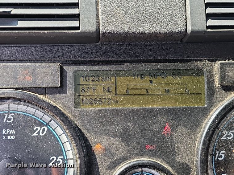 image for item EJ5524 2016 Frieghtliner  Cascadia  semi truck