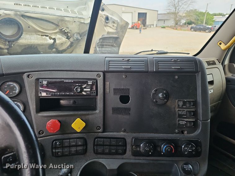 image for item EJ5524 2016 Frieghtliner  Cascadia  semi truck