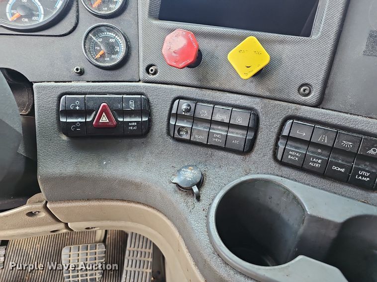 image for item EJ5524 2016 Frieghtliner  Cascadia  semi truck