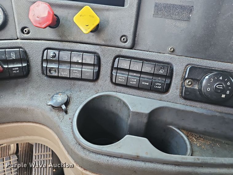 image for item EJ5524 2016 Frieghtliner  Cascadia  semi truck